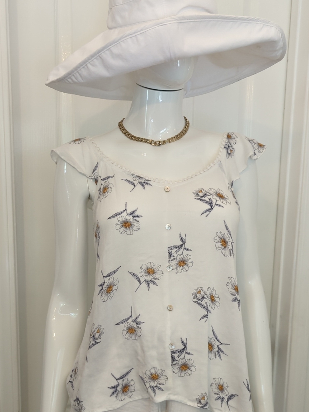 Mine White Floral Button-Front Ruffle Sleeve Top M